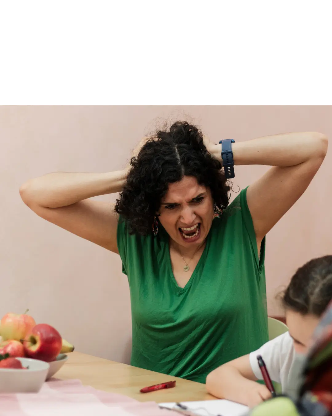 Kiran zeigt, wie anstrengend ein Hausaufgabenmoment für Eltern und Kind sein kann